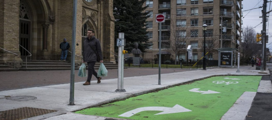 Toronto: Il design della pista ciclabile consente anche il parcheggio funebre