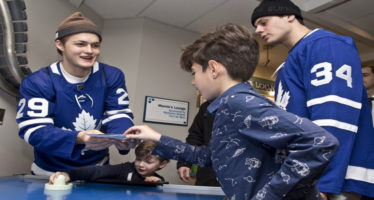 Toronto: i ragazzi del  Maple Leafs fanno  visita al Sickkids