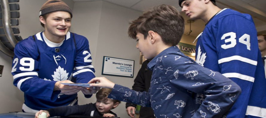 Toronto: i ragazzi del  Maple Leafs fanno  visita al Sickkids