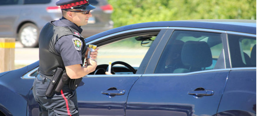 Toronto: arrestato un uomo di Newmarket  dopo aver guidato su Yonge Street senza un pneumatico ed in stato di ebbrezza