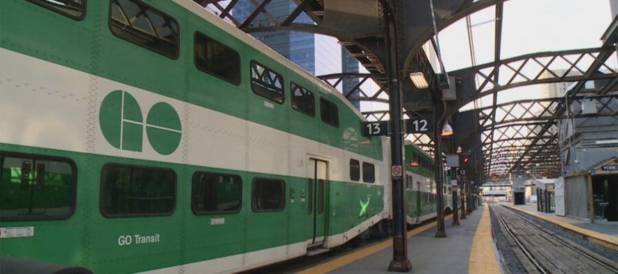 Toronto: fatale incidente nella stazione di Danforth, morto un uomo dopo essere stato colpito da un treno GO
