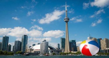 Toronto: sei gigantesche palle da spiaggia sostituiranno la grande papera di gomma del Redpath Waterfront Festival