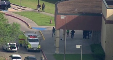 Texas: uomo armato di fucile entra in una scuola facendo fuoco. Otto morti e un numero imprecisato di feriti.