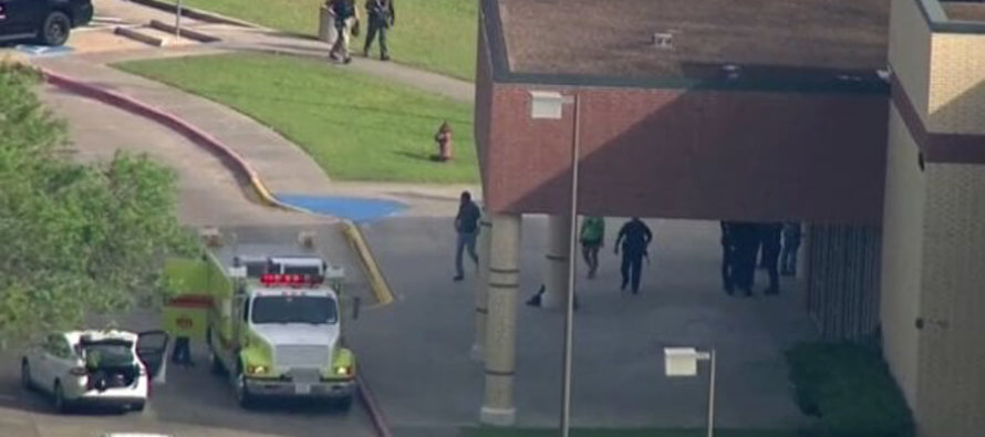 Texas: uomo armato di fucile entra in una scuola facendo fuoco. Otto morti e un numero imprecisato di feriti.
