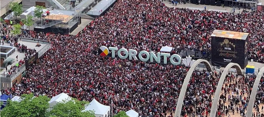 Raptors: Oltre 2 milioni di persone stimate per la sfilata di oggi in omaggio ai Raptors a Toronto