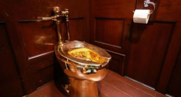 Rubato “America” il gabinetto d’oro da 18 carati di Cattelan: installato nella casa che fu di Churchill. Preso il ladro 66enne, ma era senza refurtiva