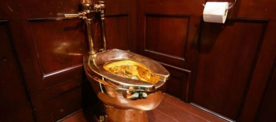 Rubato “America” il gabinetto d’oro da 18 carati di Cattelan: installato nella casa che fu di Churchill. Preso il ladro 66enne, ma era senza refurtiva